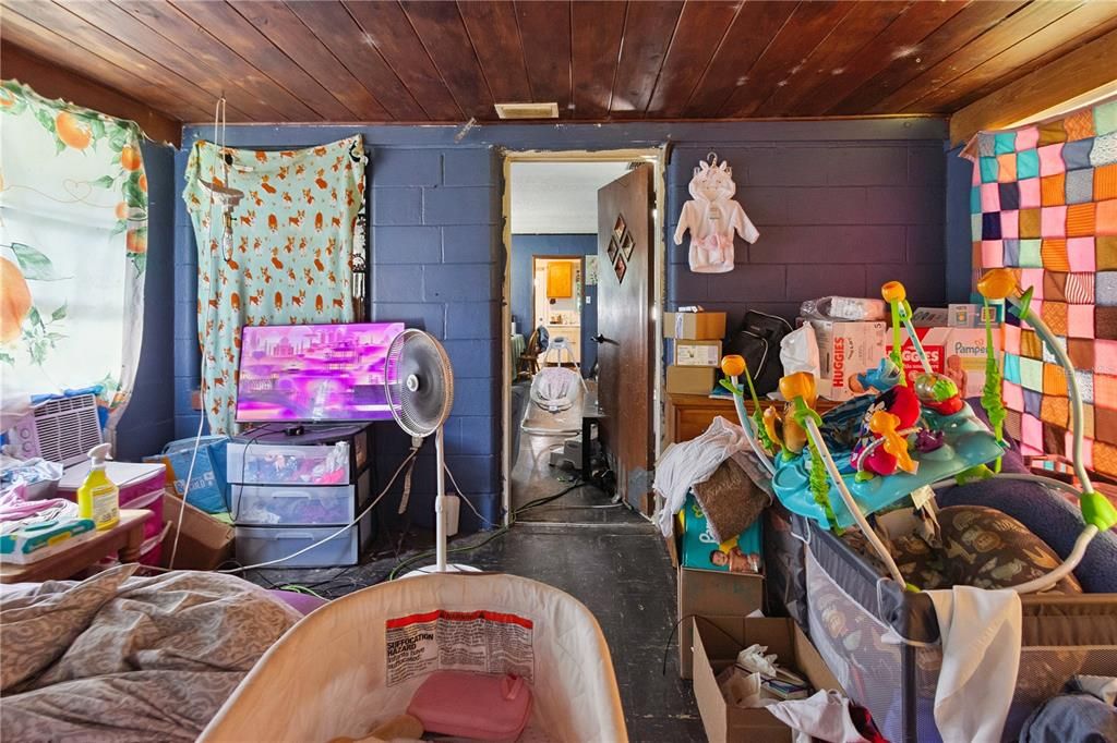 合同活跃: $149,999 (2 贝兹, 1 浴室, 968 平方英尺)