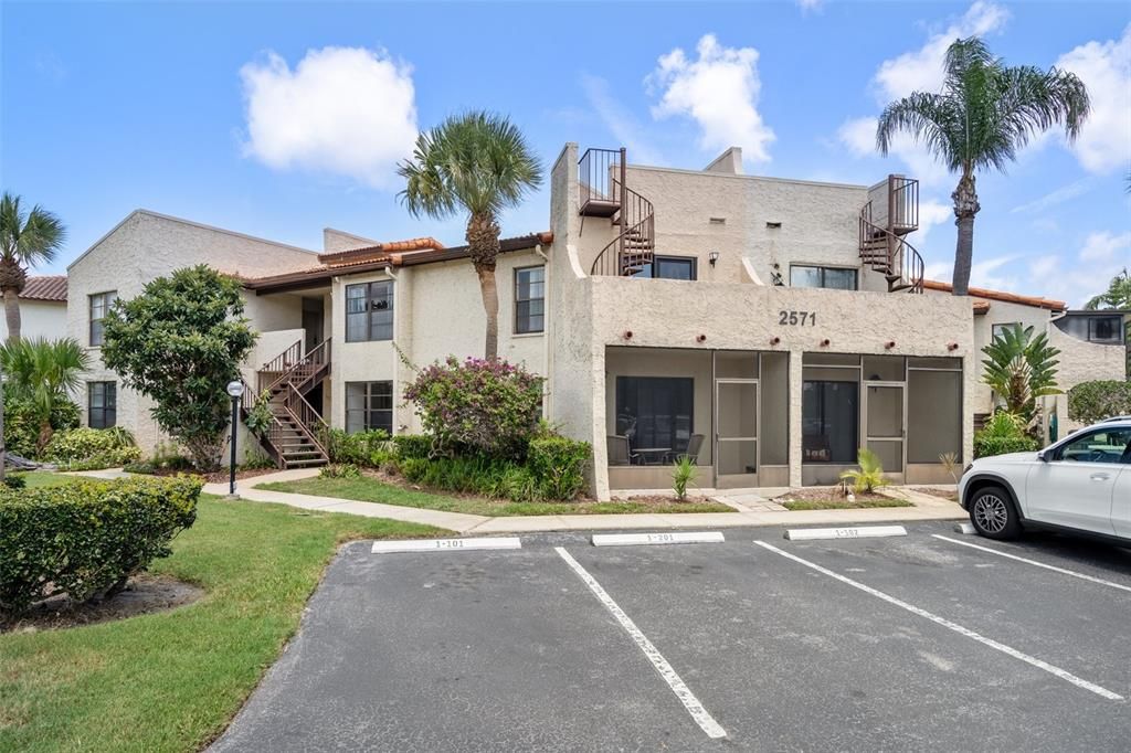 For Rent: $2,800 (2 beds, 2 baths, 975 Square Feet)