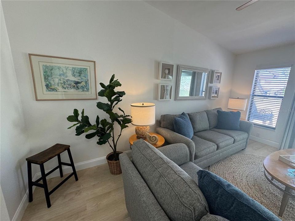 For Rent: $2,800 (2 beds, 2 baths, 975 Square Feet)