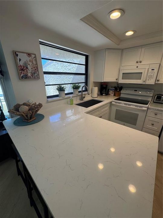 For Rent: $2,800 (2 beds, 2 baths, 975 Square Feet)