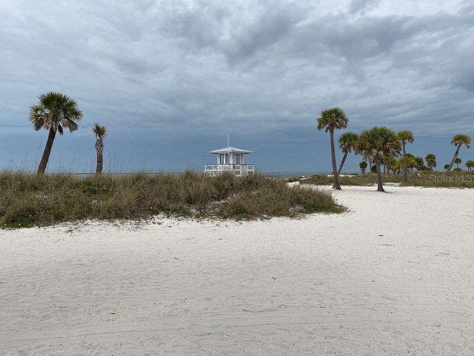 For Rent: $2,800 (2 beds, 2 baths, 975 Square Feet)