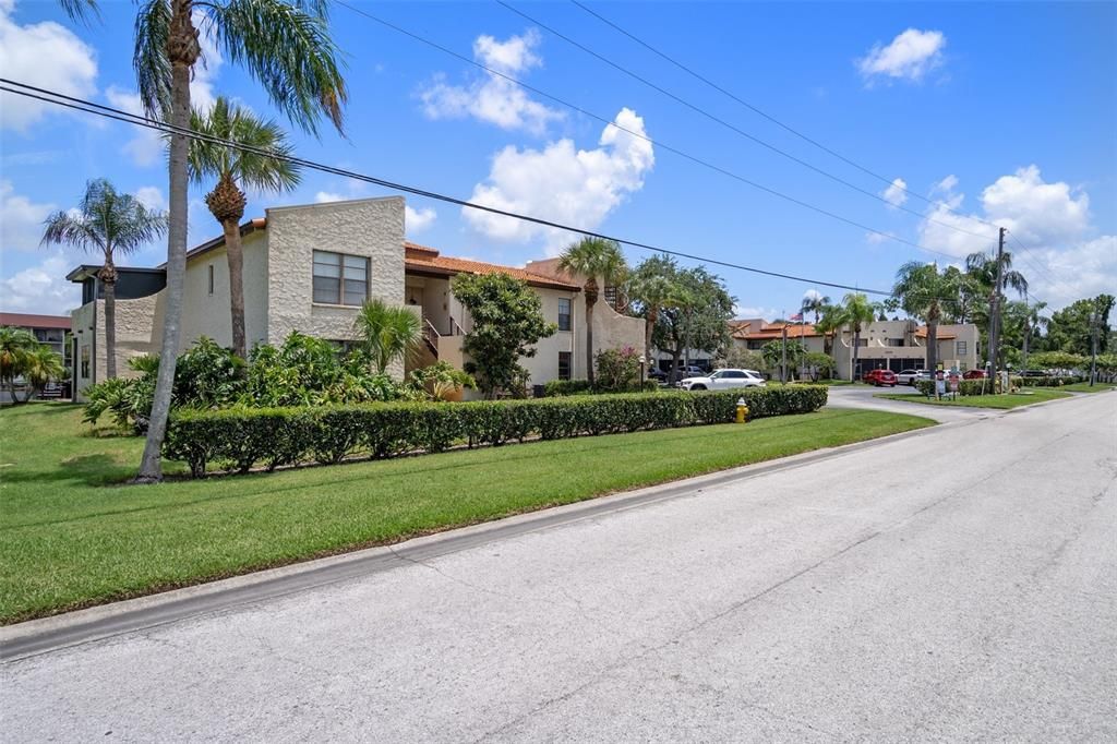 For Rent: $2,800 (2 beds, 2 baths, 975 Square Feet)