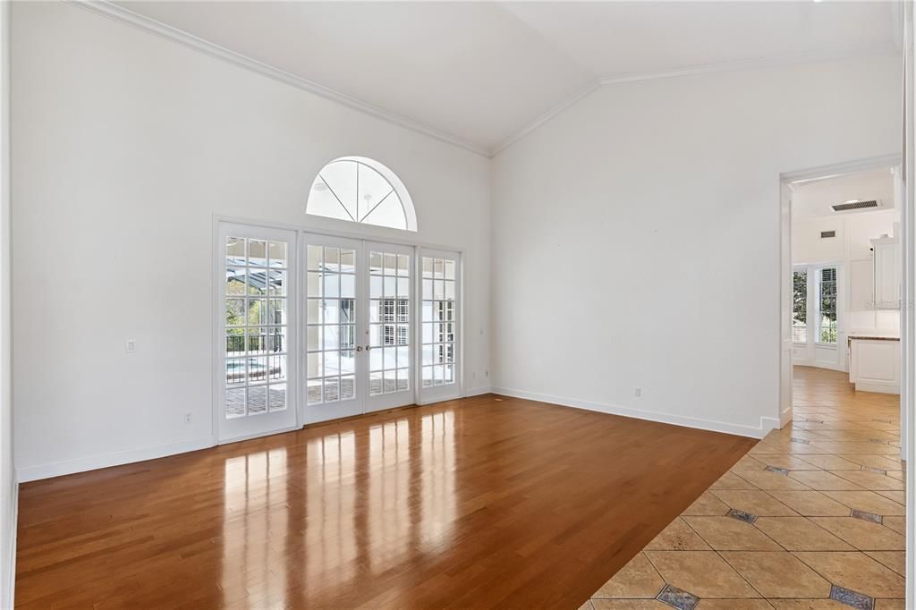 Под контрактом: $1,125,000 (4 спален, 3 ванн, 3318 Квадратных фут)