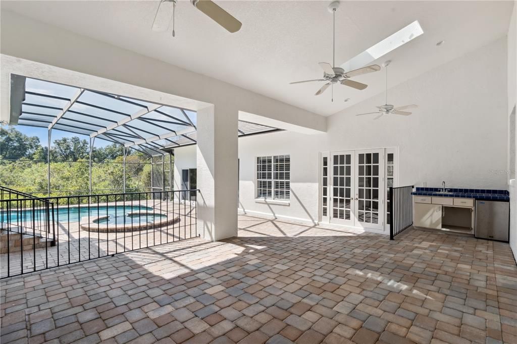 Под контрактом: $1,125,000 (4 спален, 3 ванн, 3318 Квадратных фут)