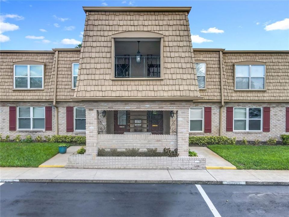 最近售出: $179,000 (2 贝兹, 2 浴室, 987 平方英尺)