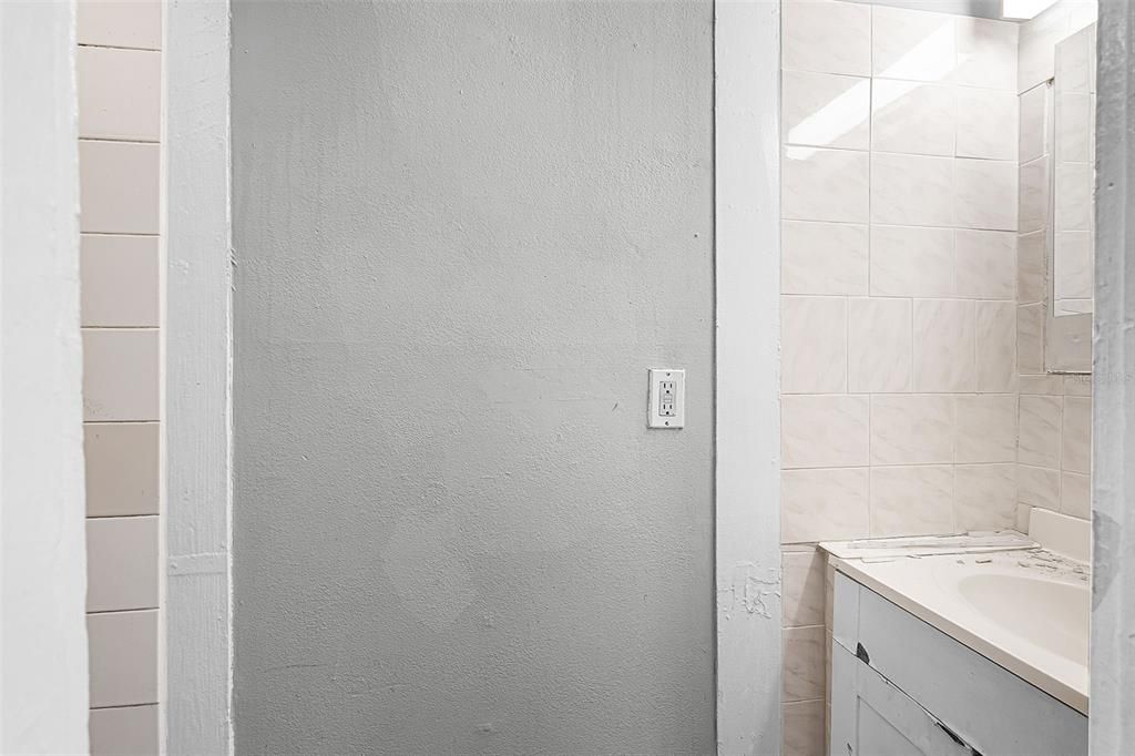 出租: $950 (2 贝兹, 1 浴室, 700 平方英尺)