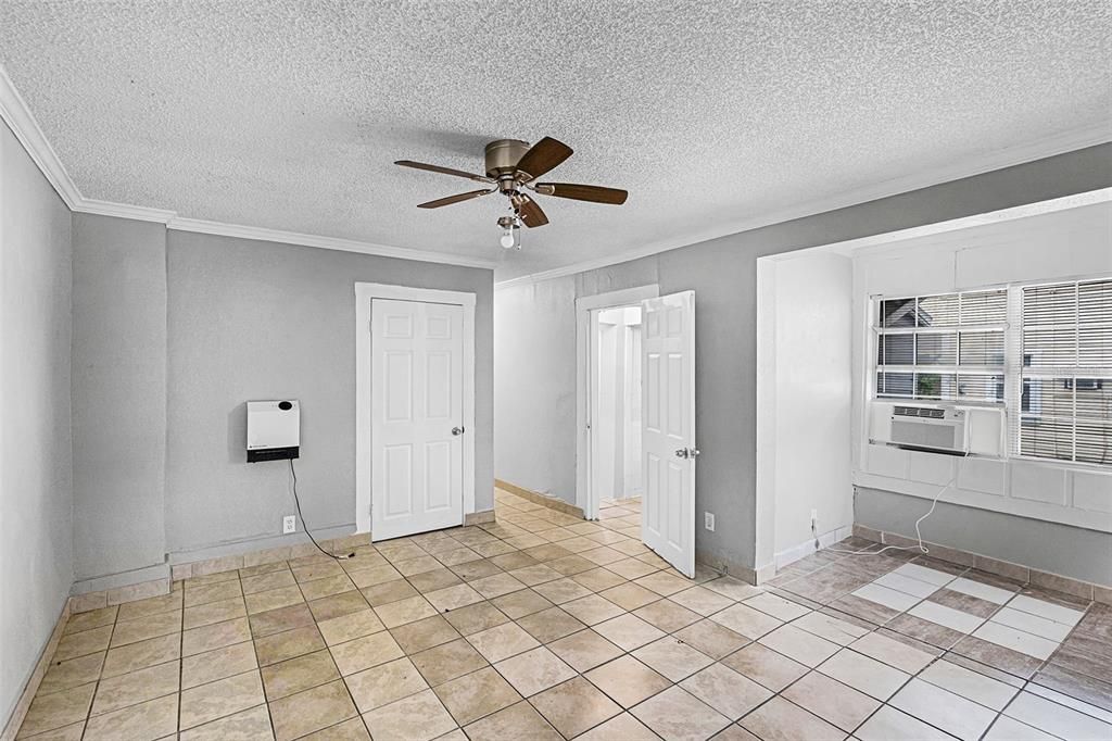 出租: $950 (2 贝兹, 1 浴室, 700 平方英尺)