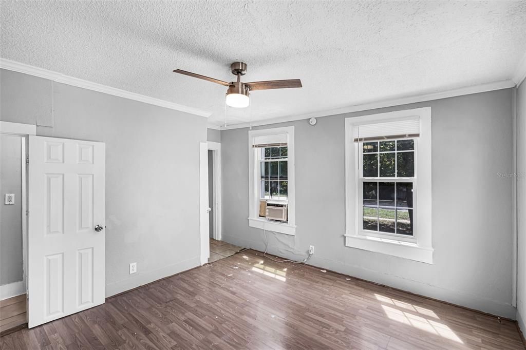 出租: $950 (2 贝兹, 1 浴室, 700 平方英尺)