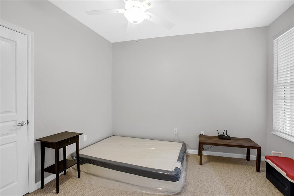 合同活跃: $1,700 (2 贝兹, 2 浴室, 1435 平方英尺)