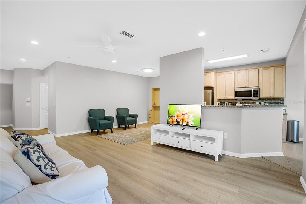 合同活跃: $1,700 (2 贝兹, 2 浴室, 1435 平方英尺)