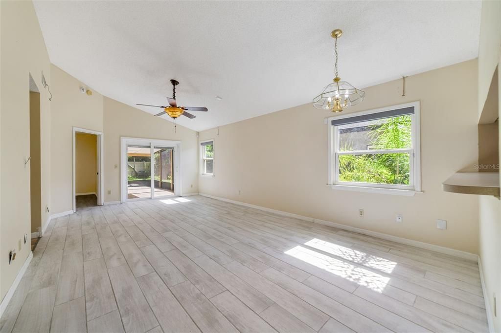 合同活跃: $320,000 (3 贝兹, 2 浴室, 1132 平方英尺)