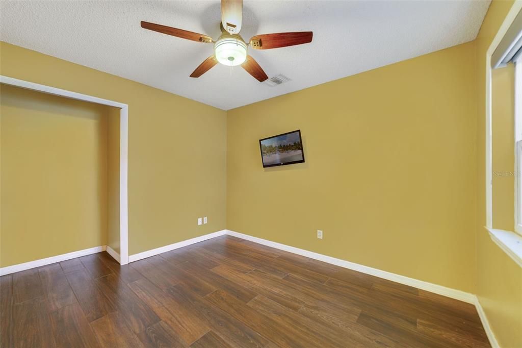 合同活跃: $320,000 (3 贝兹, 2 浴室, 1132 平方英尺)