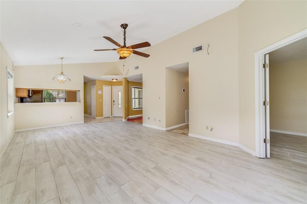 合同活跃: $320,000 (3 贝兹, 2 浴室, 1132 平方英尺)