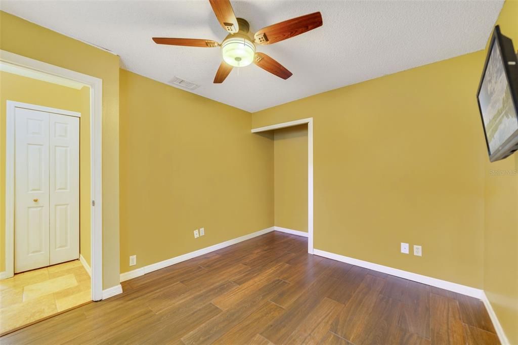 合同活跃: $320,000 (3 贝兹, 2 浴室, 1132 平方英尺)