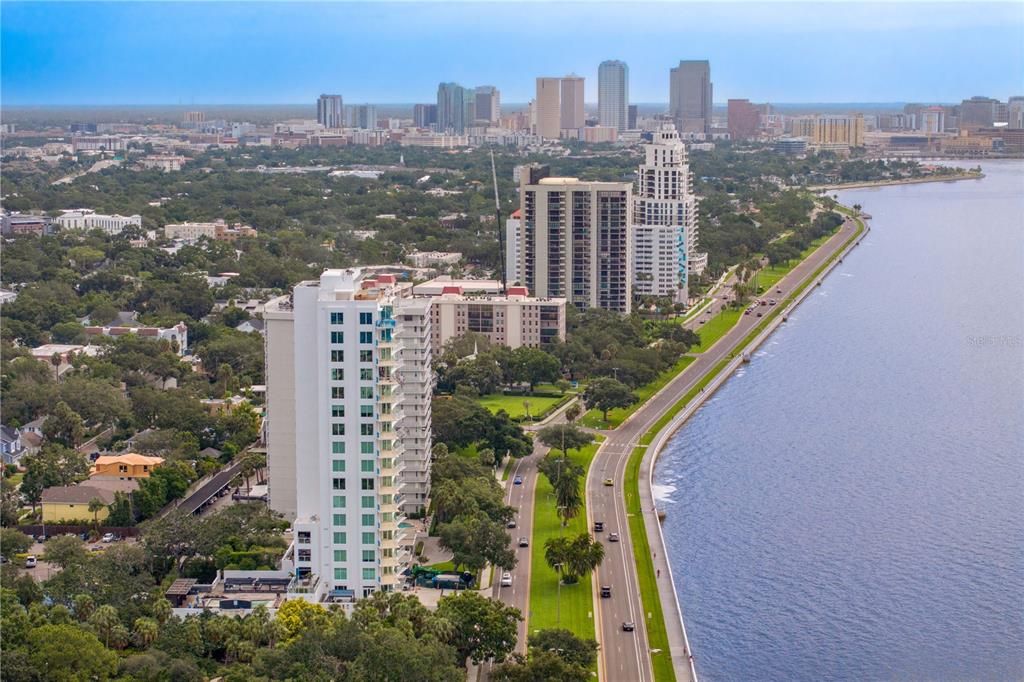 Под контрактом: $4,100,000 (4 спален, 3 ванн, 3884 Квадратных фут)