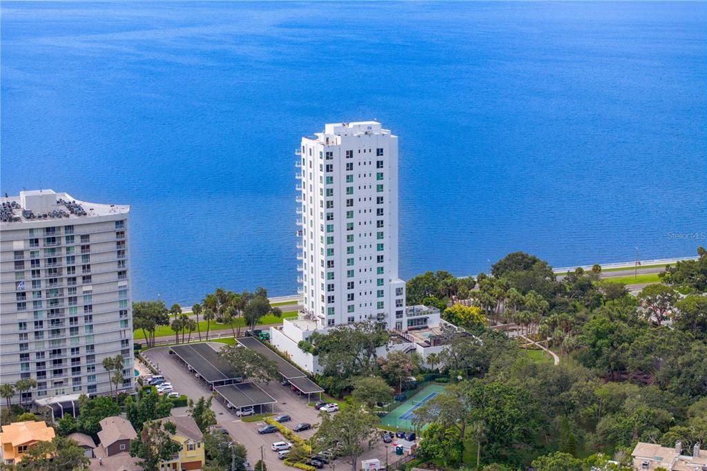 Под контрактом: $4,100,000 (4 спален, 3 ванн, 3884 Квадратных фут)