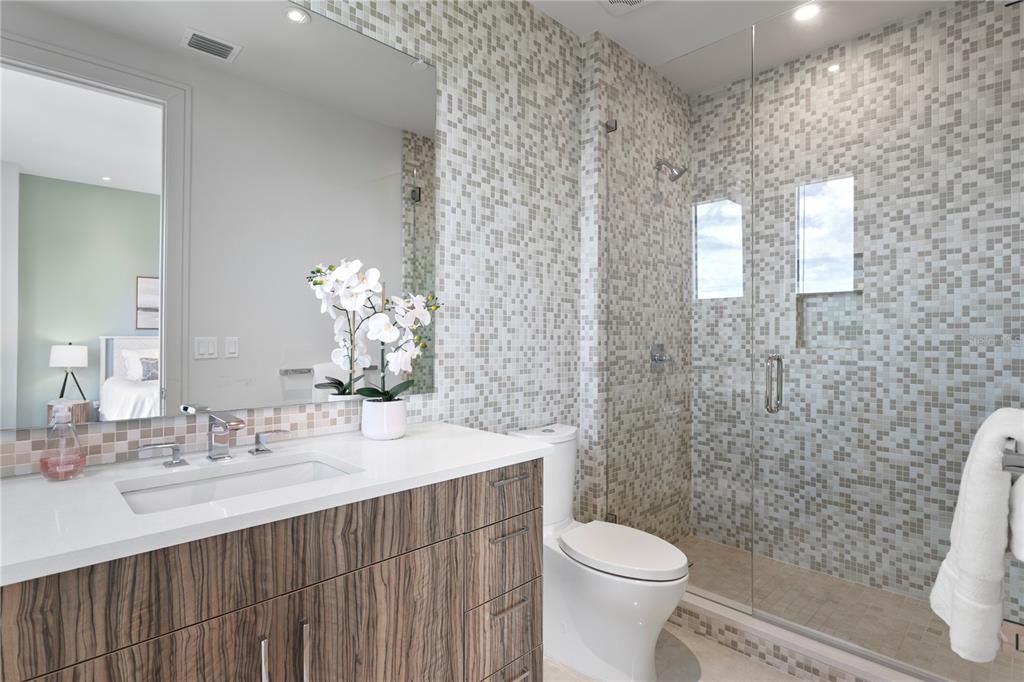 Под контрактом: $4,100,000 (4 спален, 3 ванн, 3884 Квадратных фут)