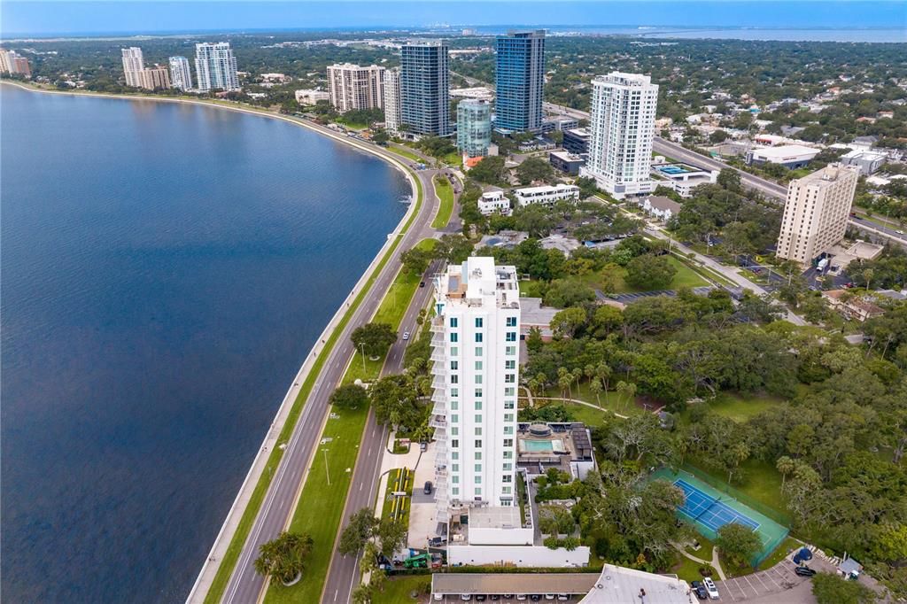 Под контрактом: $4,100,000 (4 спален, 3 ванн, 3884 Квадратных фут)