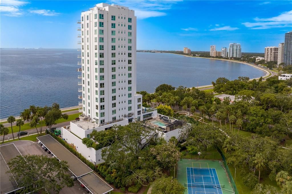 Под контрактом: $4,100,000 (4 спален, 3 ванн, 3884 Квадратных фут)