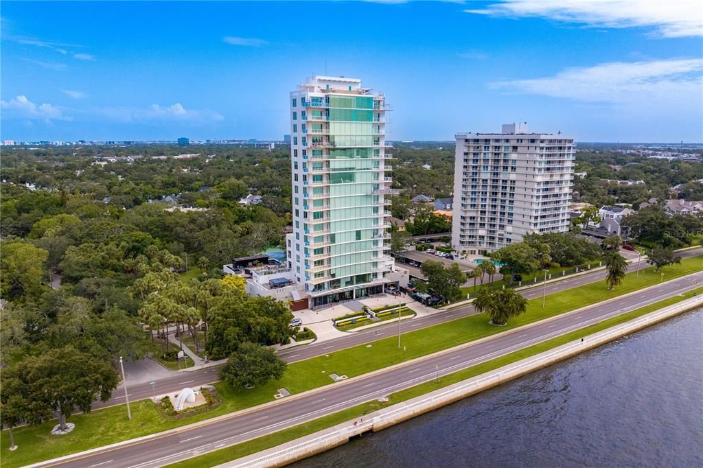 Под контрактом: $4,100,000 (4 спален, 3 ванн, 3884 Квадратных фут)