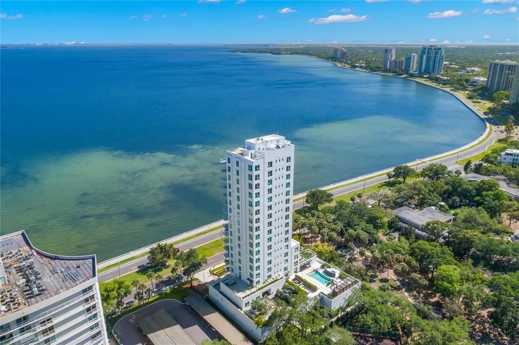 Под контрактом: $4,100,000 (4 спален, 3 ванн, 3884 Квадратных фут)