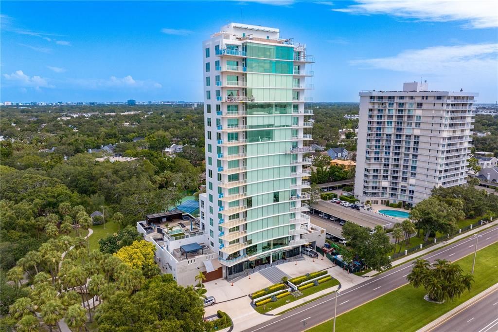 Под контрактом: $4,100,000 (4 спален, 3 ванн, 3884 Квадратных фут)