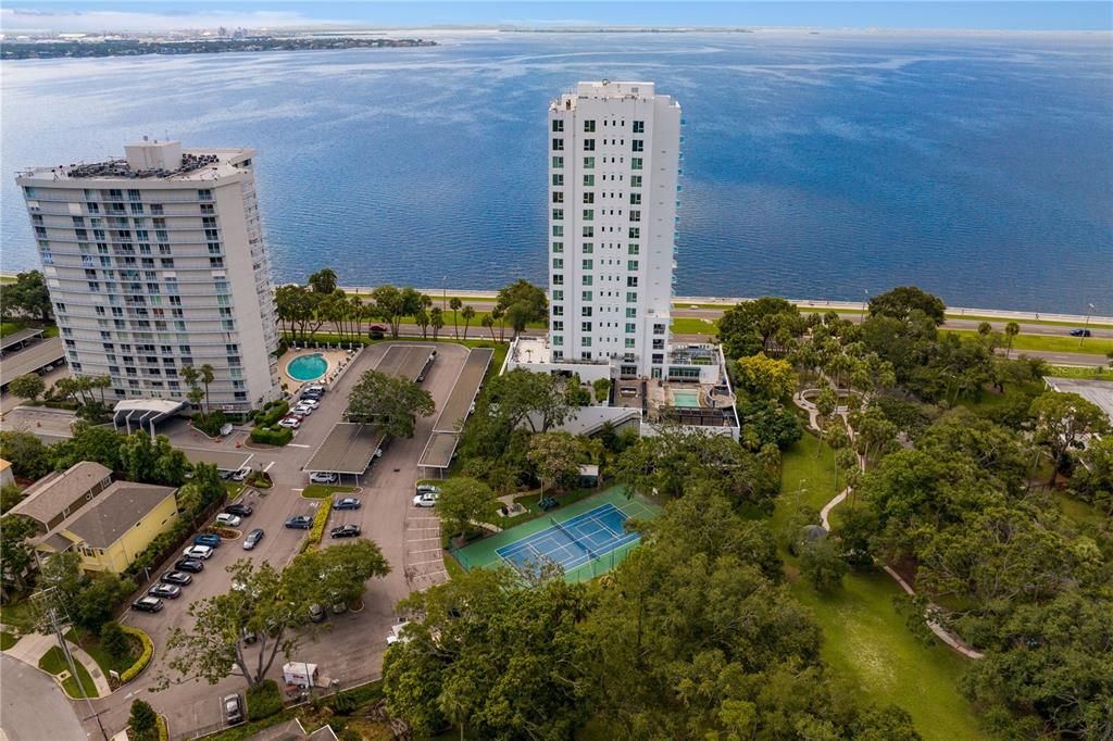 Под контрактом: $4,100,000 (4 спален, 3 ванн, 3884 Квадратных фут)