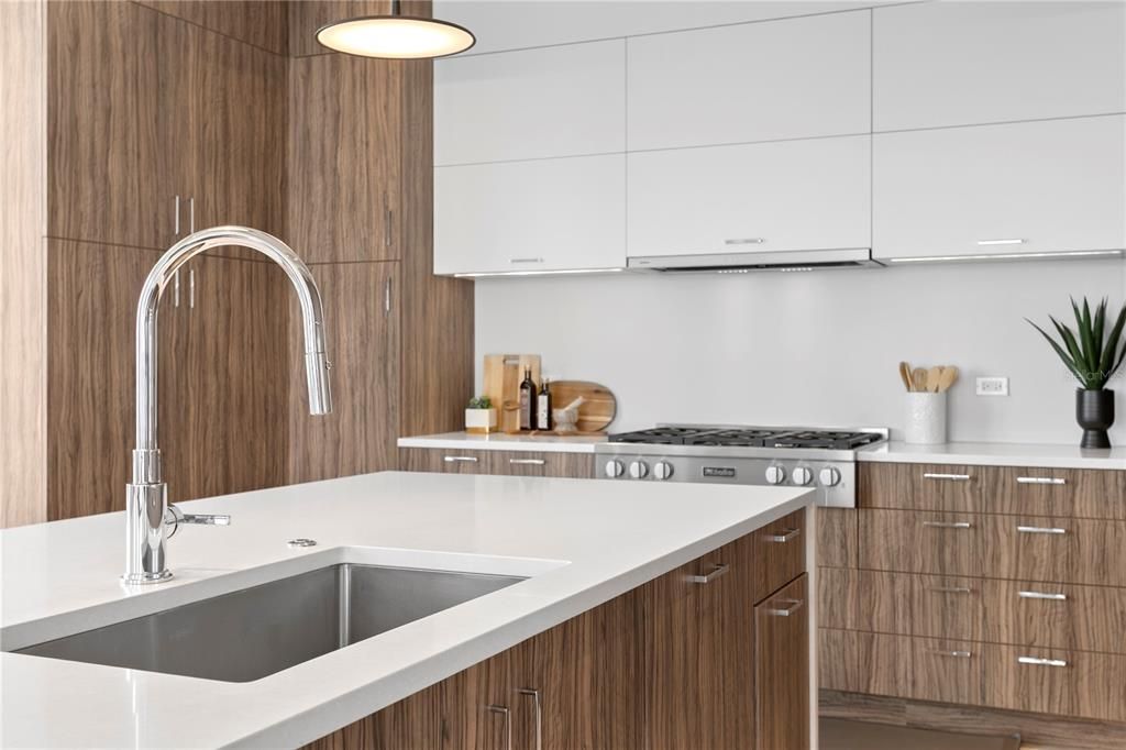 Под контрактом: $4,100,000 (4 спален, 3 ванн, 3884 Квадратных фут)