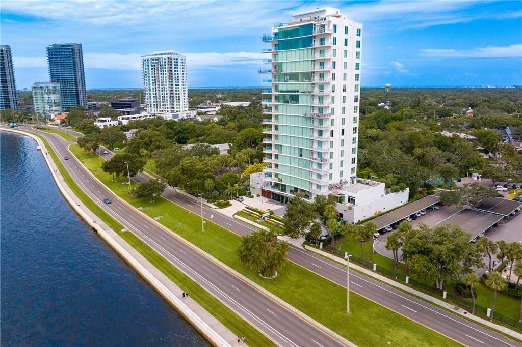 Под контрактом: $4,100,000 (4 спален, 3 ванн, 3884 Квадратных фут)