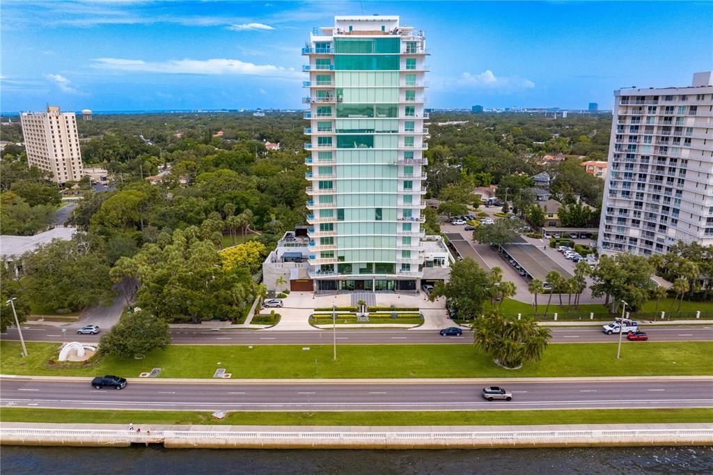 Под контрактом: $4,100,000 (4 спален, 3 ванн, 3884 Квадратных фут)