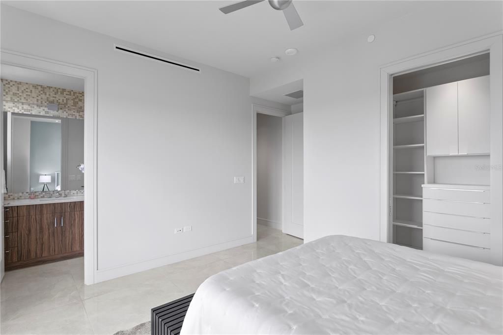 Под контрактом: $4,100,000 (4 спален, 3 ванн, 3884 Квадратных фут)