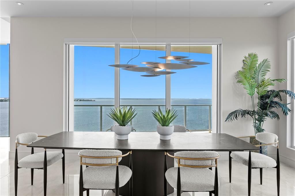 Под контрактом: $4,100,000 (4 спален, 3 ванн, 3884 Квадратных фут)