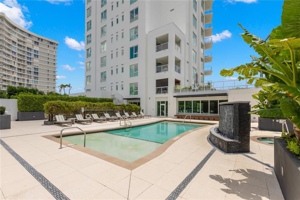 Под контрактом: $4,100,000 (4 спален, 3 ванн, 3884 Квадратных фут)