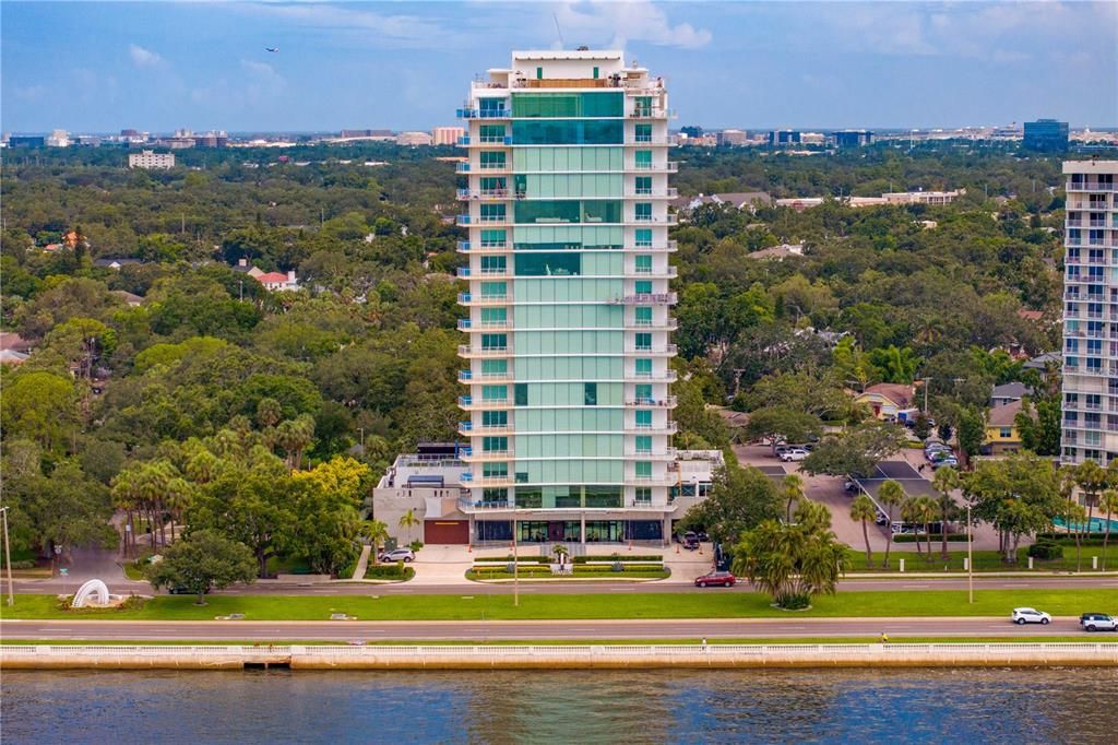 Под контрактом: $4,100,000 (4 спален, 3 ванн, 3884 Квадратных фут)