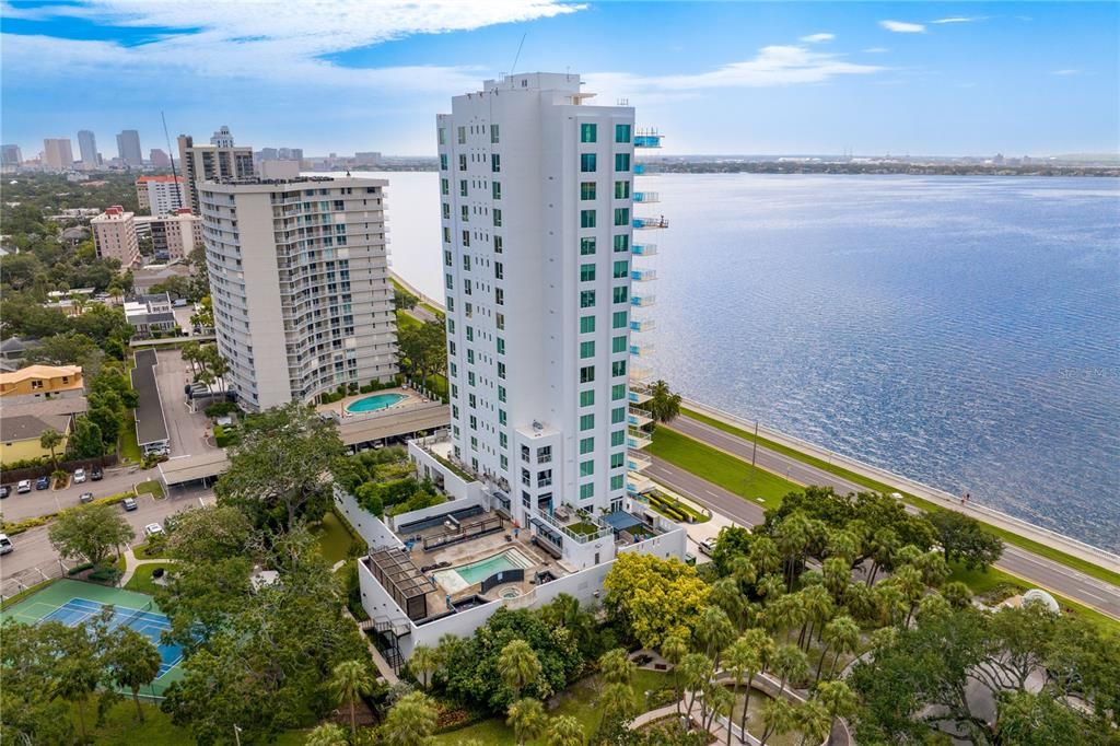 Под контрактом: $4,100,000 (4 спален, 3 ванн, 3884 Квадратных фут)