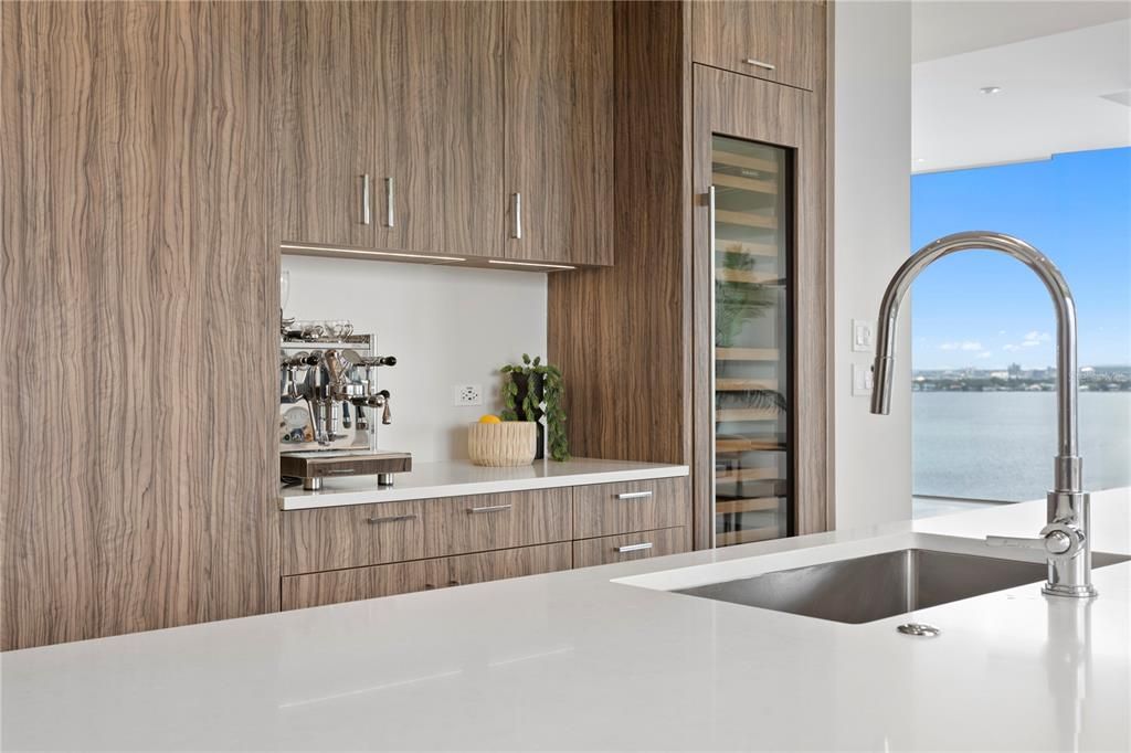 Под контрактом: $4,100,000 (4 спален, 3 ванн, 3884 Квадратных фут)