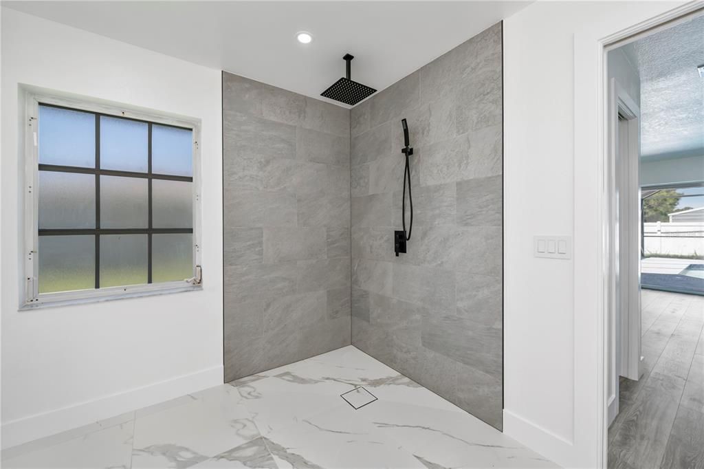 En Venta: $419,000 (4 camas, 2 baños, 2182 Pies cuadrados)