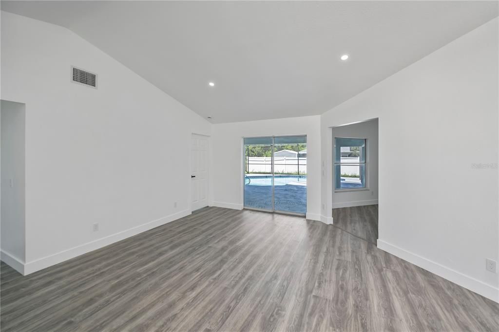 En Venta: $419,000 (4 camas, 2 baños, 2182 Pies cuadrados)