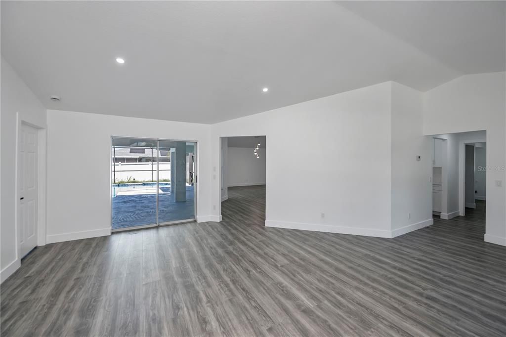 En Venta: $419,000 (4 camas, 2 baños, 2182 Pies cuadrados)