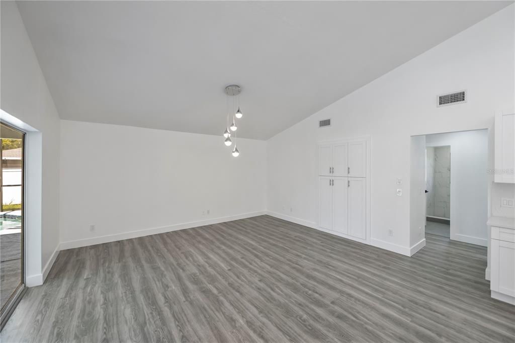 En Venta: $419,000 (4 camas, 2 baños, 2182 Pies cuadrados)