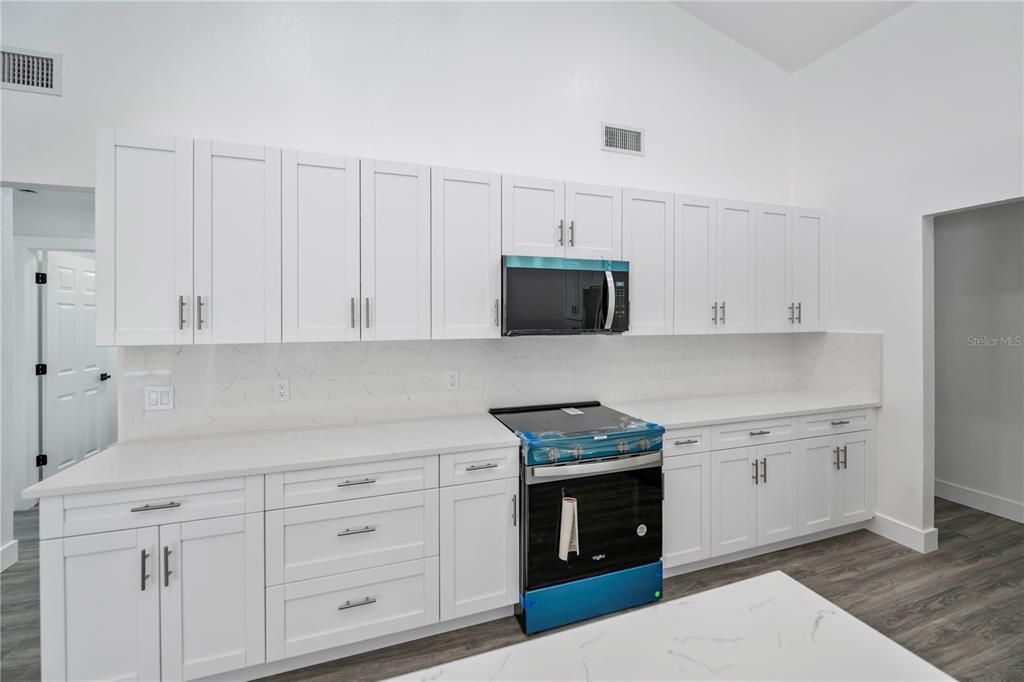 En Venta: $419,000 (4 camas, 2 baños, 2182 Pies cuadrados)