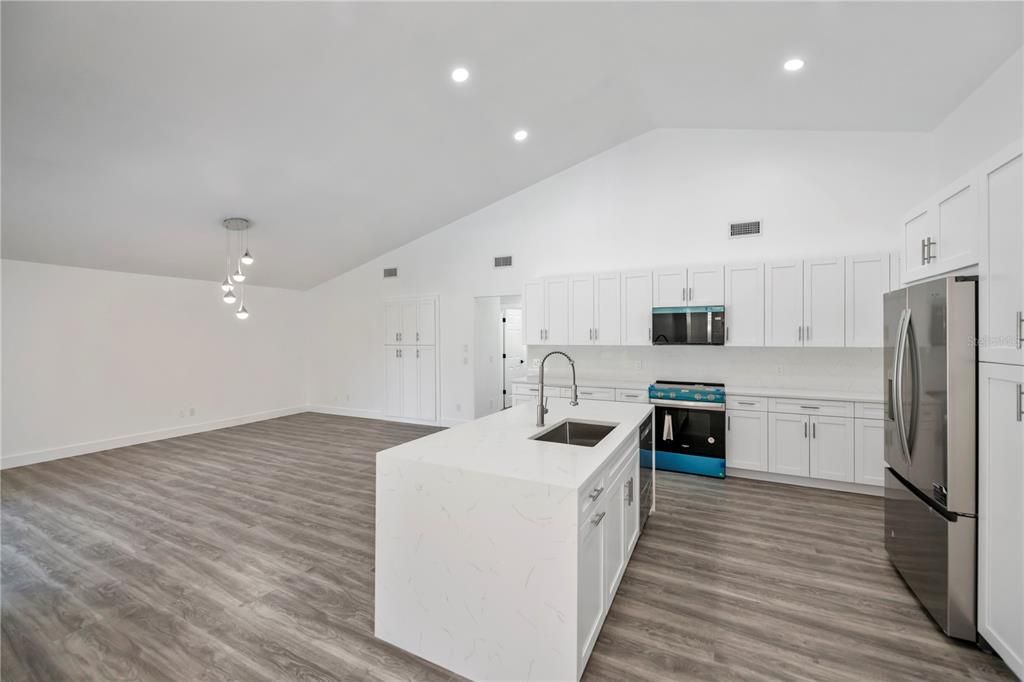 En Venta: $419,000 (4 camas, 2 baños, 2182 Pies cuadrados)