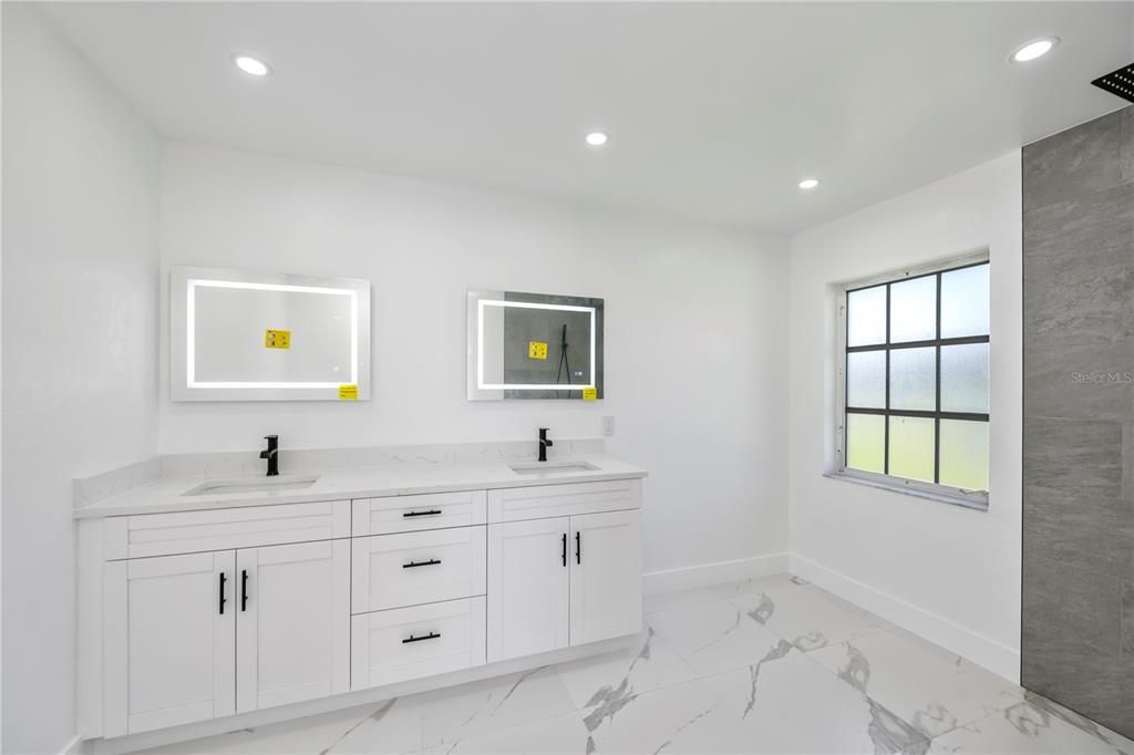 En Venta: $419,000 (4 camas, 2 baños, 2182 Pies cuadrados)