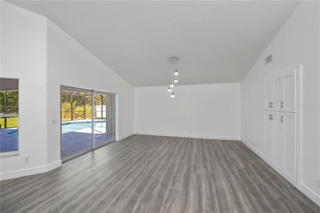 En Venta: $419,000 (4 camas, 2 baños, 2182 Pies cuadrados)