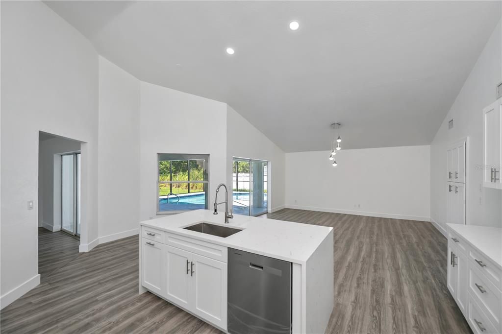 En Venta: $419,000 (4 camas, 2 baños, 2182 Pies cuadrados)