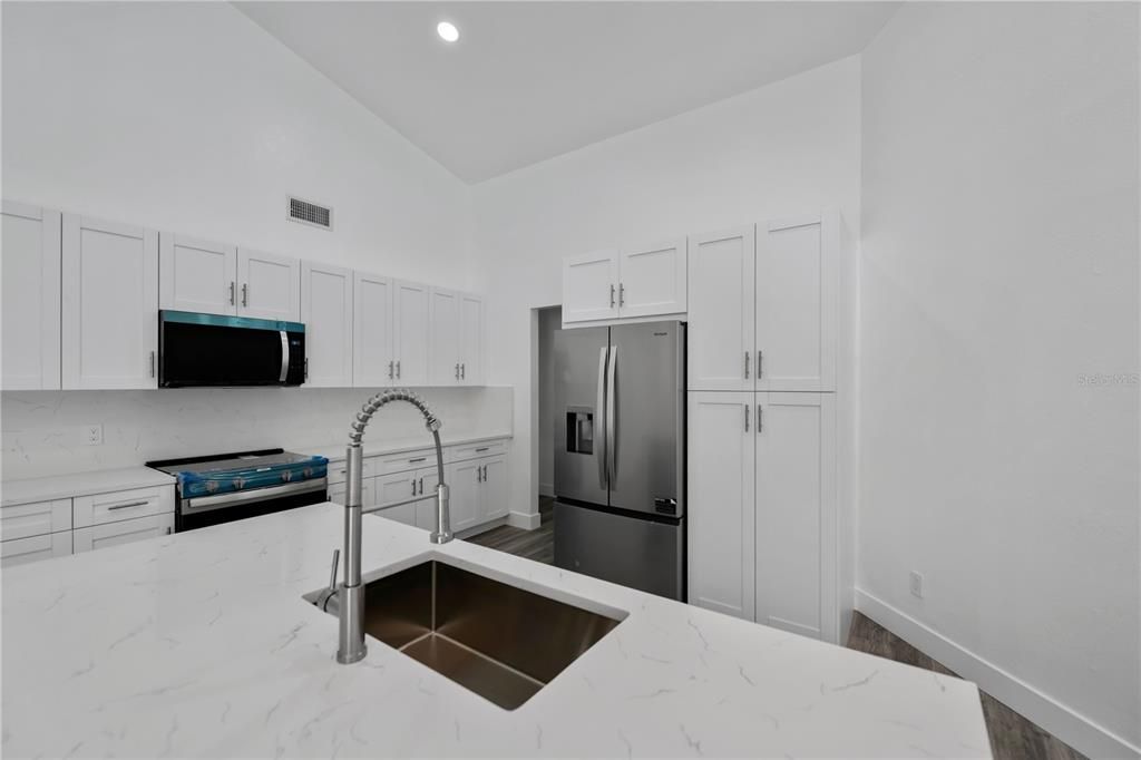 En Venta: $419,000 (4 camas, 2 baños, 2182 Pies cuadrados)