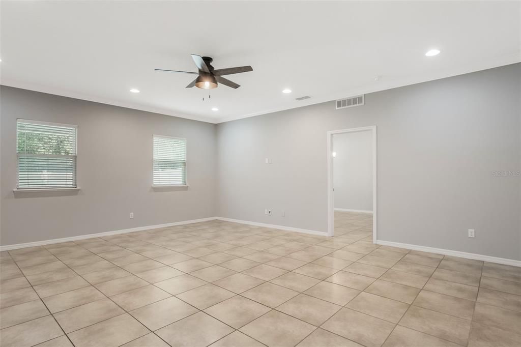 На продажу: $570,000 (6 спален, 4 ванн, 3908 Квадратных фут)