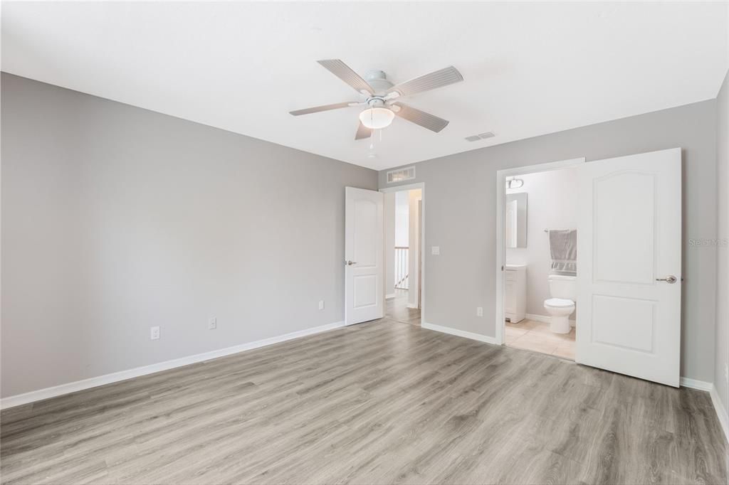 На продажу: $570,000 (6 спален, 4 ванн, 3908 Квадратных фут)