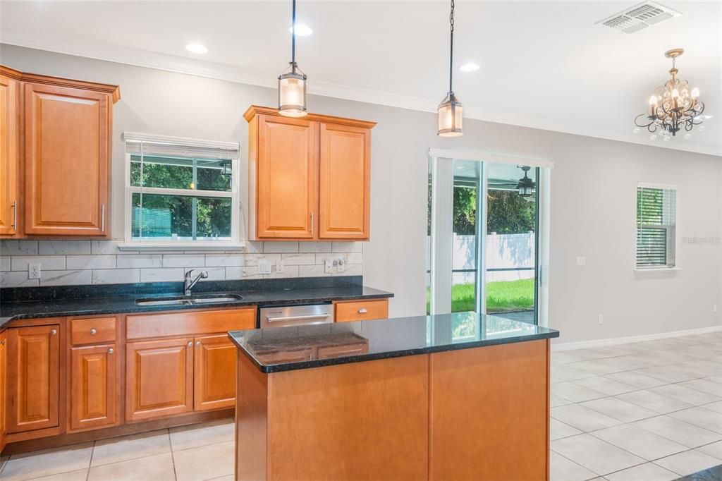 На продажу: $570,000 (6 спален, 4 ванн, 3908 Квадратных фут)