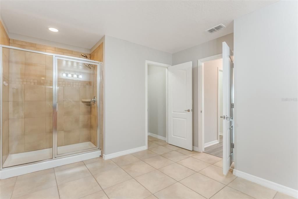 На продажу: $570,000 (6 спален, 4 ванн, 3908 Квадратных фут)